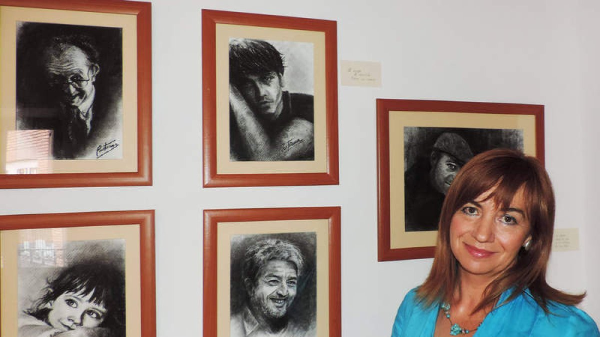 La artista Ana Cristina Pastrana posa con algunas de las obras que expone en la Fundación Vela Zanetti.