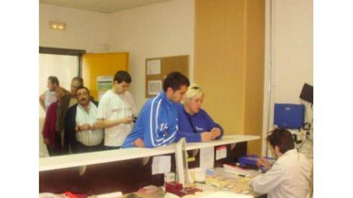 Las colas en las oficinas de la Cultural se suceden conforme se acerca el día del partido