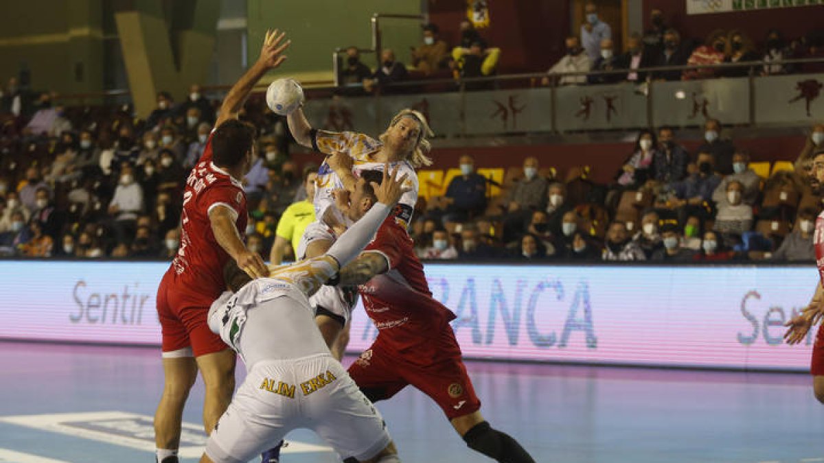 Malasinskas dejó patente su calidad. Suyos fueron cuatro de los goles del Ademar, dos precisamente en el tramo decisivo del encuentro frente al Cuenca. FERNANDO OTERO