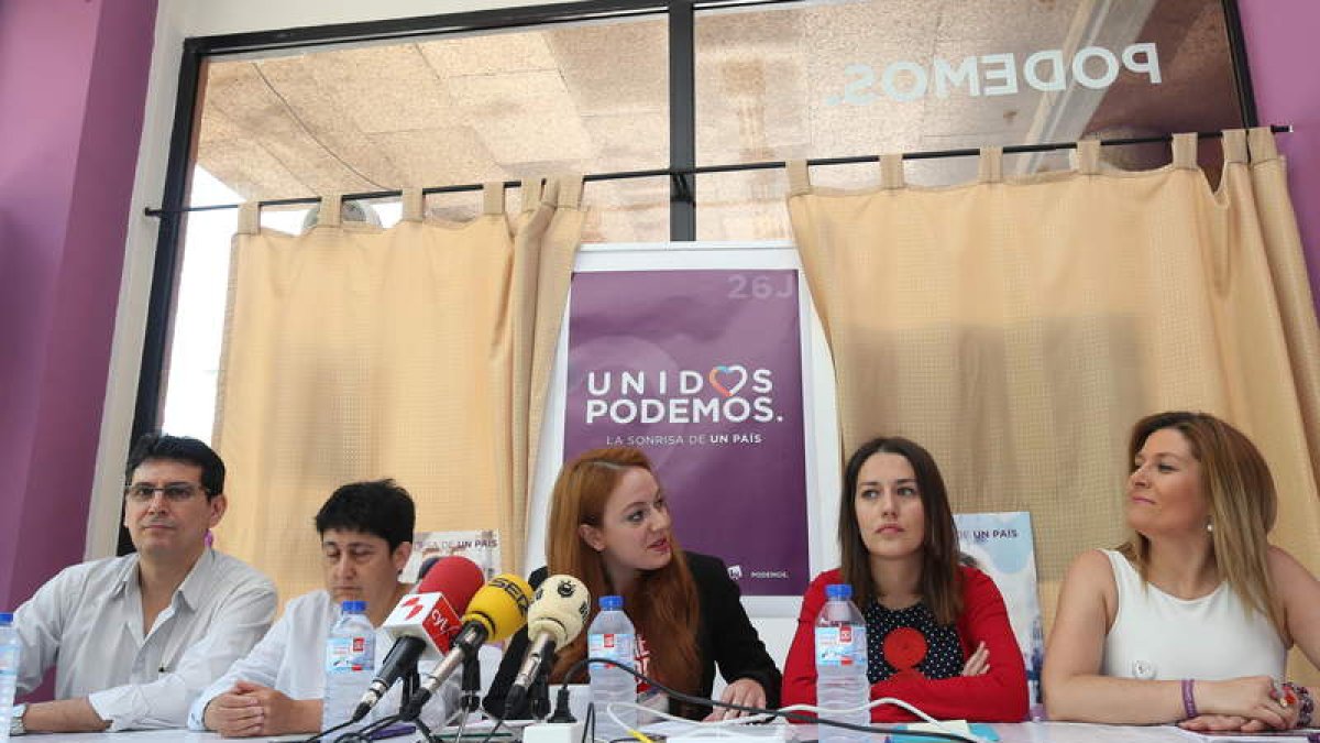 Miembros de la candidatura de Unidos Podemos, ayer en Ponferrada. ANA F BARREDO