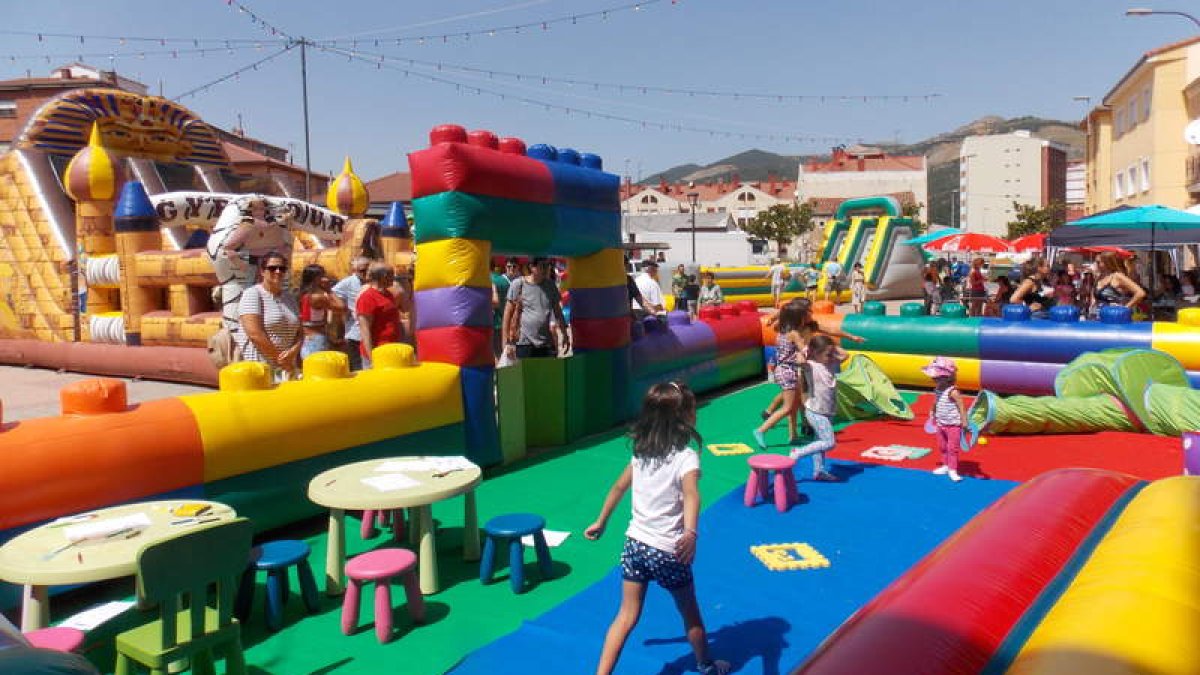 Los más pequeños, y sus padres, disfrutaron del gran parque de hinchables. PLANILLO