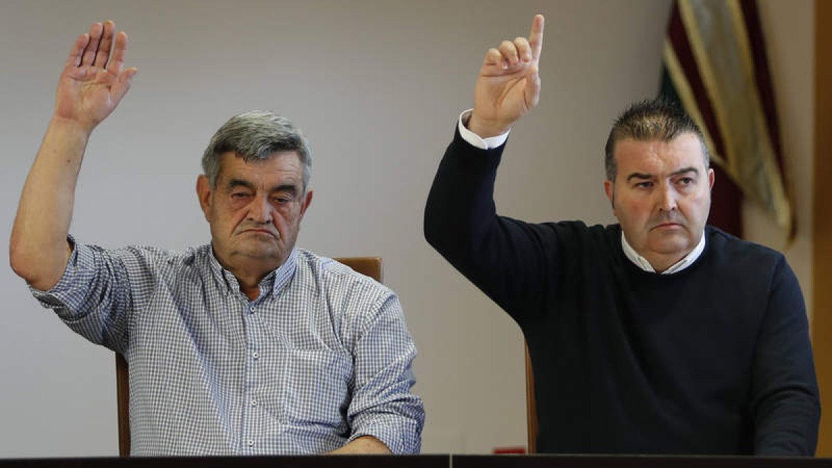 Lorenzana inicio la legislatura en los bancos de la oposición, junto al futuro alcalde, Roberto Aller. JESÚS