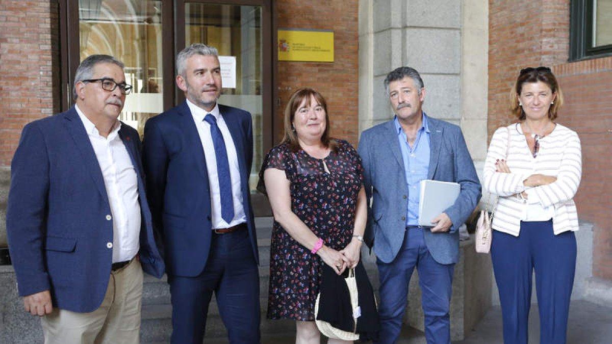 Los representantes de Acom y, en el centro, la presidenta de Euroacom. RAQUEL P. VIECO