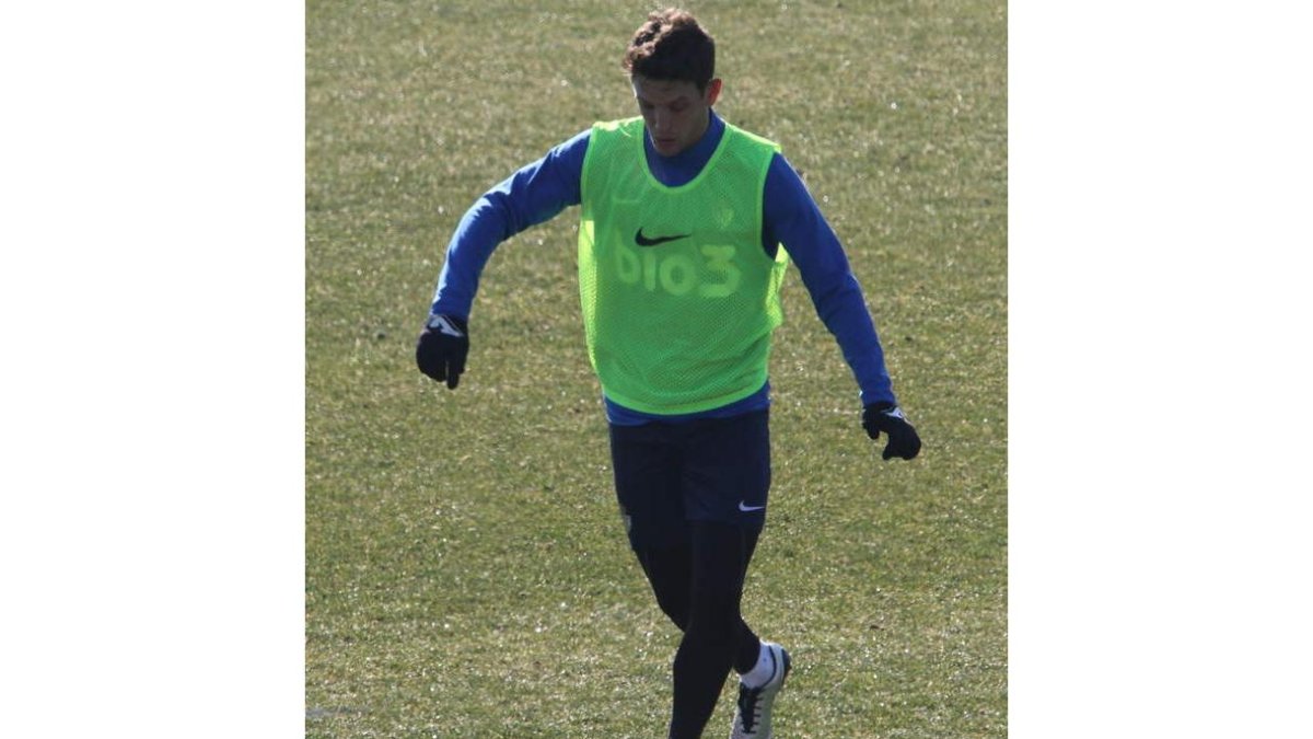 Núñez podría volver al once deportivista, bien como central, bien como centrocampista. L. DE LA MATA