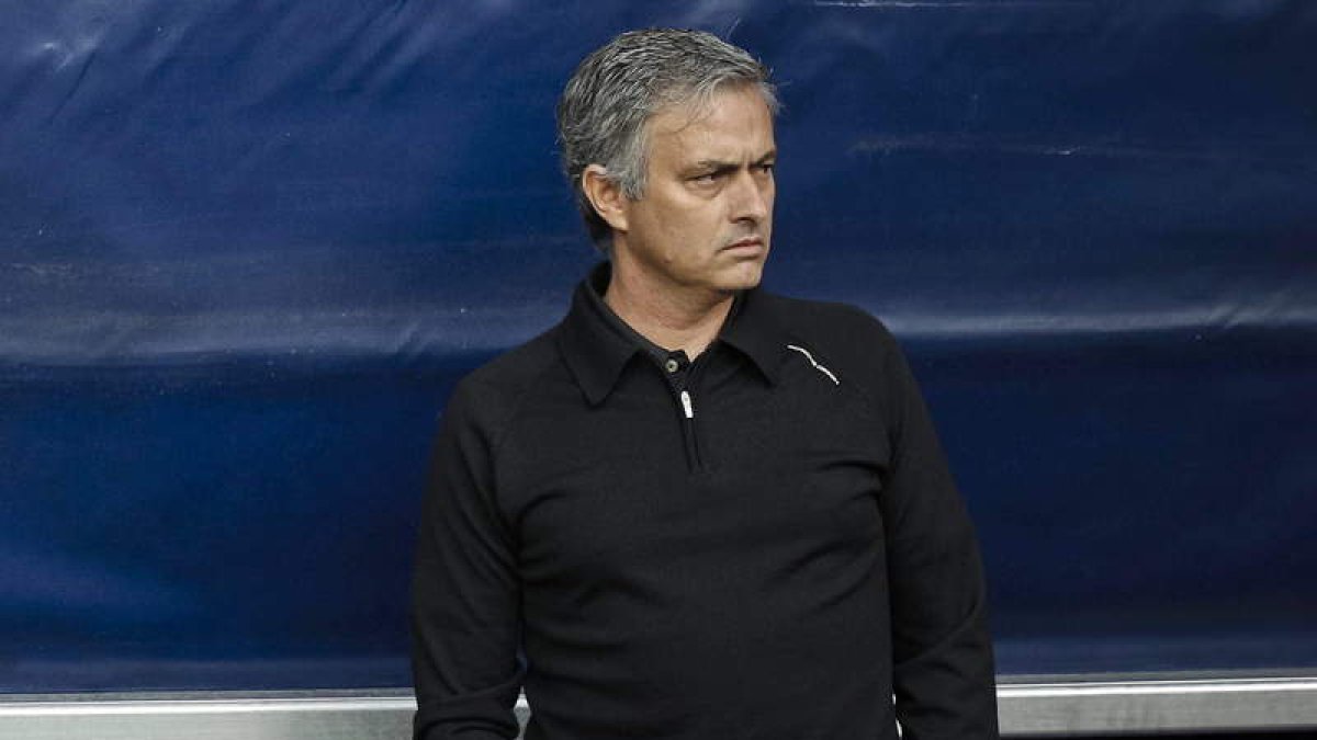 El técnico del Madrid, José Mourinho, parece alejarse cada vez más del banquillo blanco.