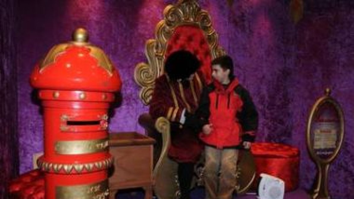 Los carteros reales apuraron ayer su trabajo para atender los últimos encargos a los Reyes Magos.