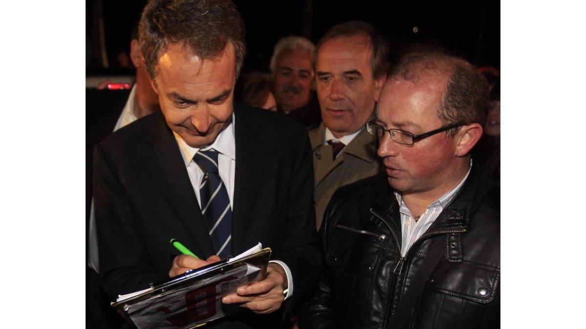 Zapatero firma la plataforma junto a Álvarez Vallejo.