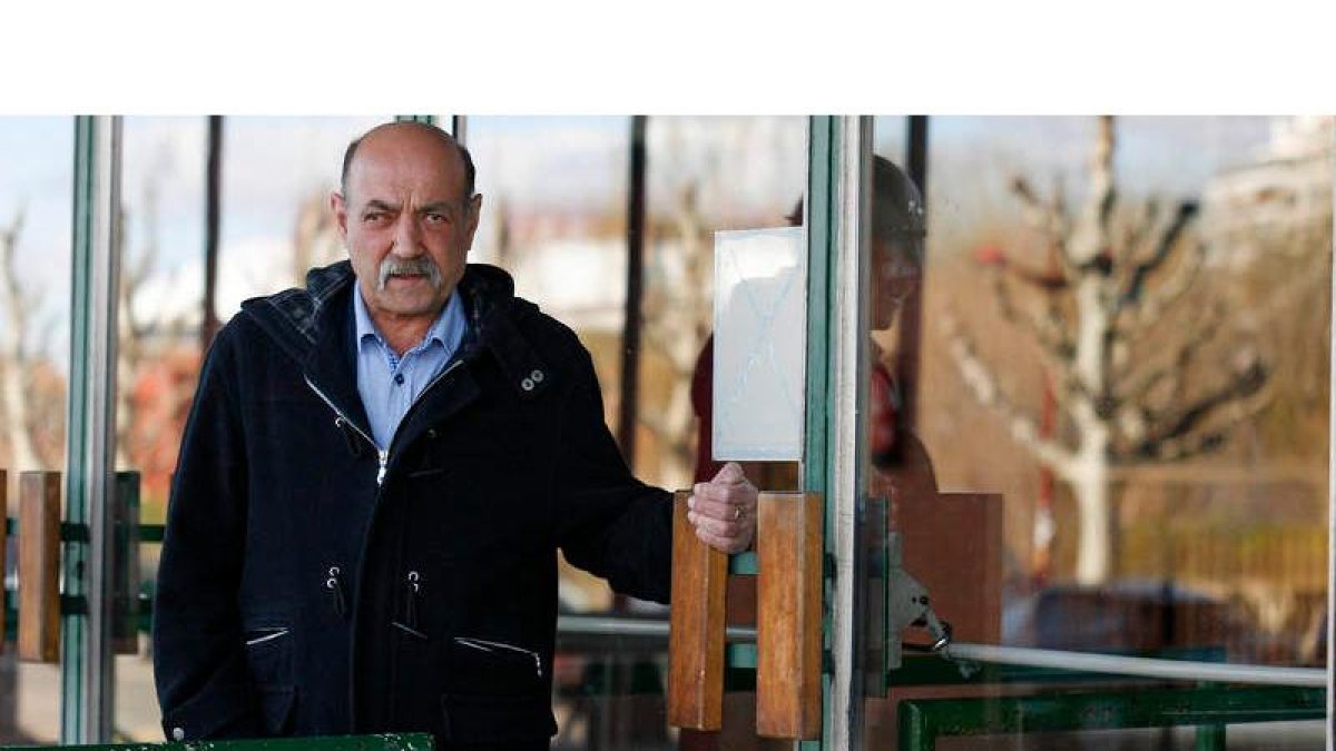 Jesús Caño, ayer en la entrada del Palacio, donde ha pasado los últimos 22 años de su vida. F. OTERO PERANDONES