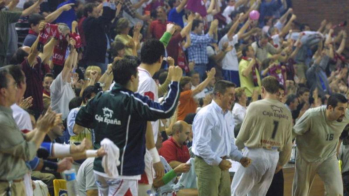 El banquillo, con Cadenas al frente, y la afición estallan de júbilo en pleno partido frente al Portland. NORBERTO
