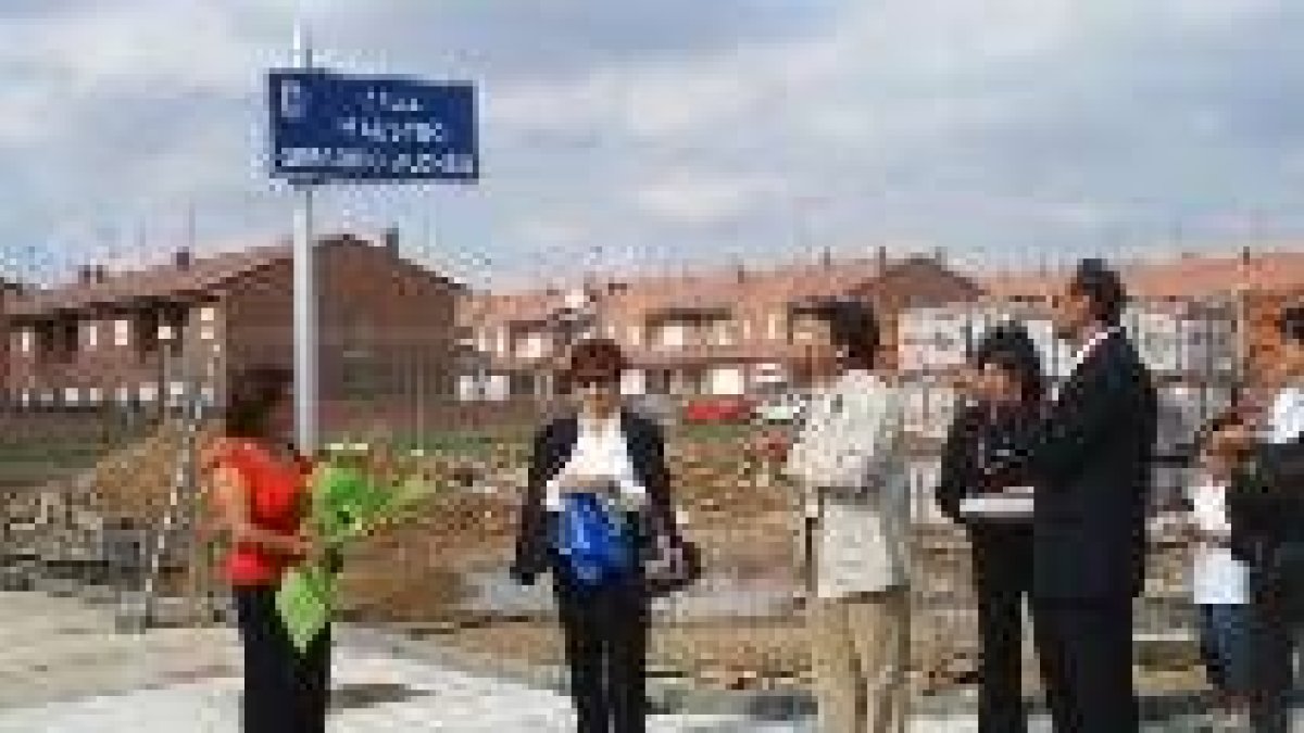 El alcalde y la familia de Gregorio Alonso, en la inauguración