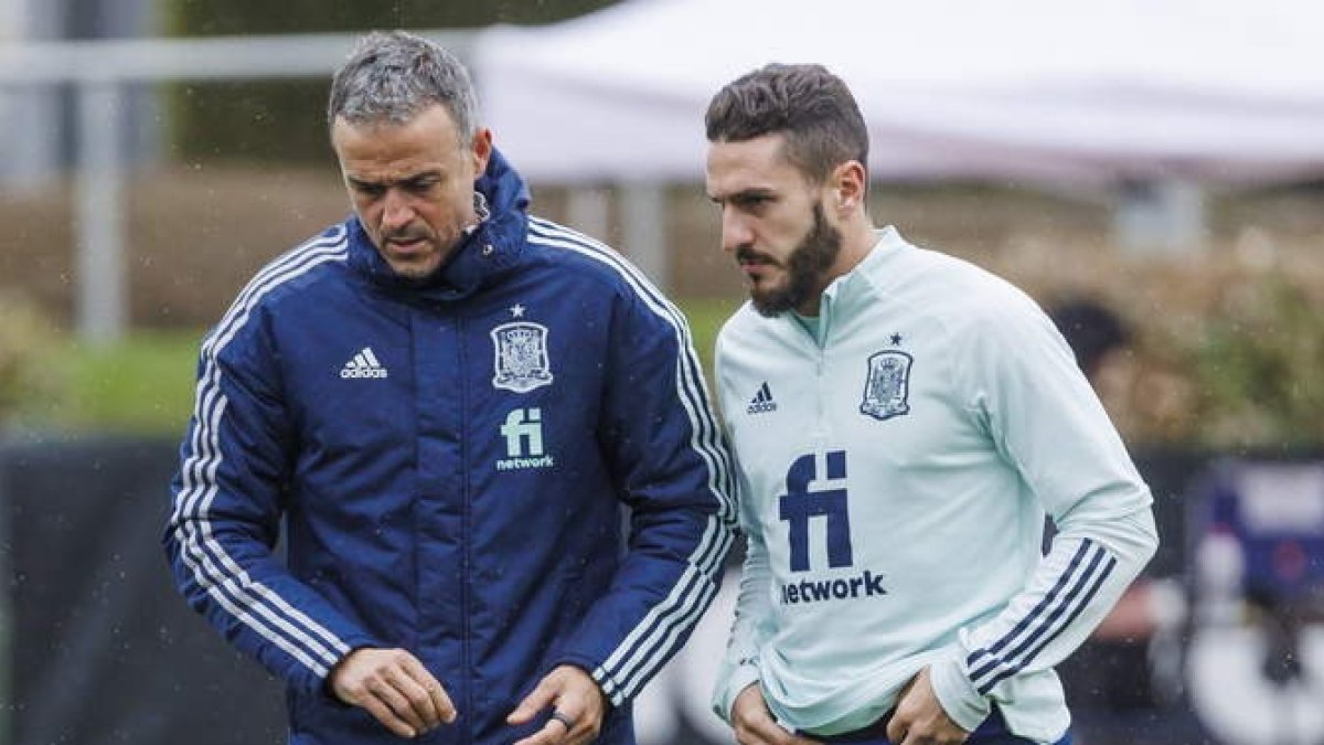 Luis Enrique conversa con Koke en el entrenamiento de ayer. PABLO GARCÍA