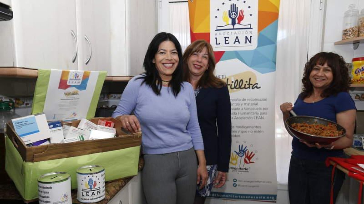 Patricia Carrera, Anaida Colmenares y Miroslava Villarroel, ayer concinando los arepazos para recaudar medicamentos. RAMIRO
