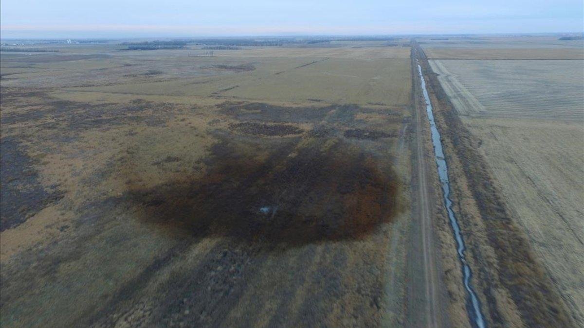 Vista aérea en la que se aprecia un derrame de petróleo que obligó a cerrar la parte construida del oleoducto Keystone XL el año pasado en Dakota del Sur, EEUU.