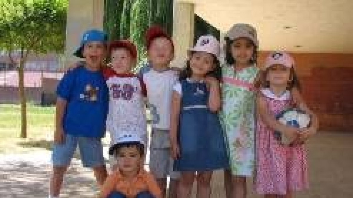 Algunos de los niños que acuden a la escuela de verano posaron para una imagen de recuerdo