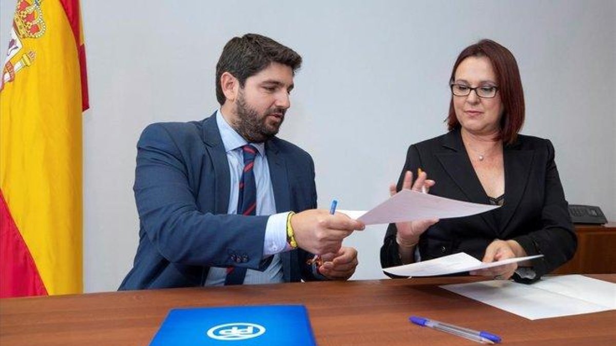 El presidente en funciones de la Region de Murcia, Fernando Lopez Miras, y la diputada de Ciudadanos Isabel Franco durante la firma del acuerdo global de Gobierno.