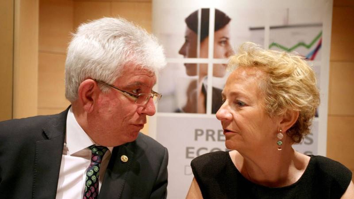 El rector de la Universidad de León, José Ángel Hermida; y la consejera delegada de la entidad, María Luisa Lombardero