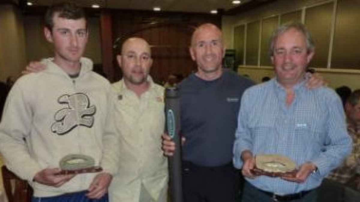 Los tres primeros clasificados posan con sus trofeos durante la cena de clausura.