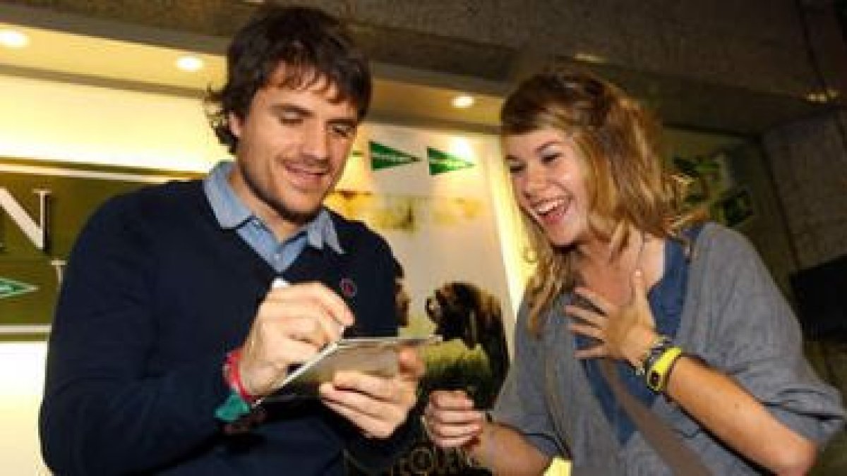 El cantante Dani Martín, firmando un disco a una de sus «fans».