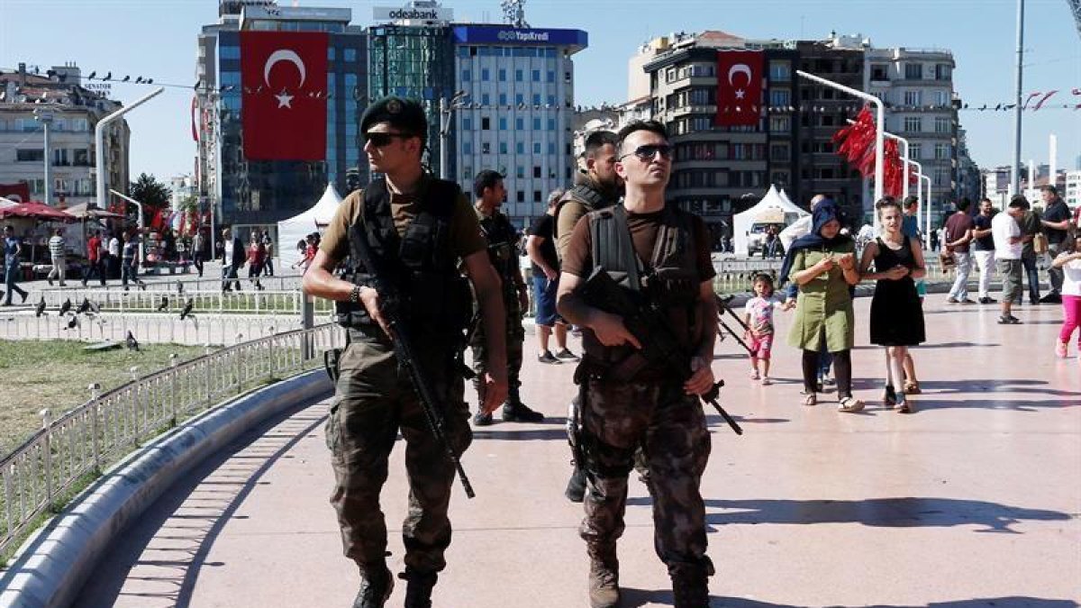 Miembros de las unidades especiales turcas (SWAT) hacen guardia en la plaza de Taksim de Estambul, Turquía, hoy.
