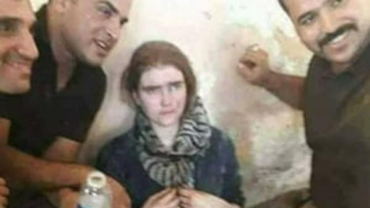 Soldados iraquís muestran a la joven alemana arrestada en Mosul.