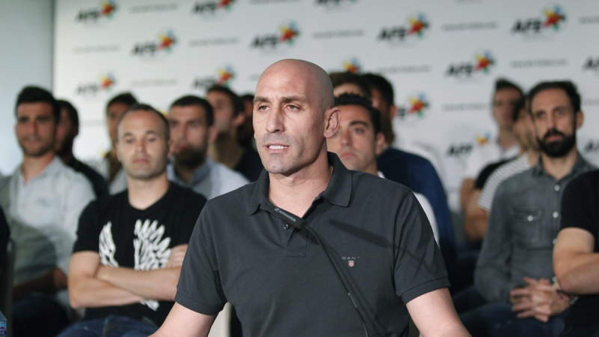 Rubiales, con Iniesta y Xavi detrás, ayer durante la rueda de prensa para tratar la huelga