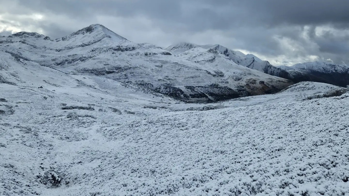 Aspecto que ofrecía esta mañana la montaña en la localidad de La Cueta, tras la primera nevada registrada en la provincia. A. M.
