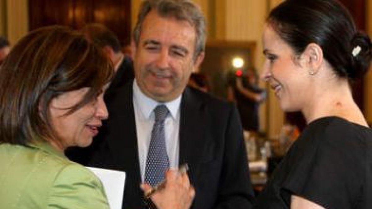 Silvia Clemente conversa con Beatriz Espinosa, ayer en Madrid.