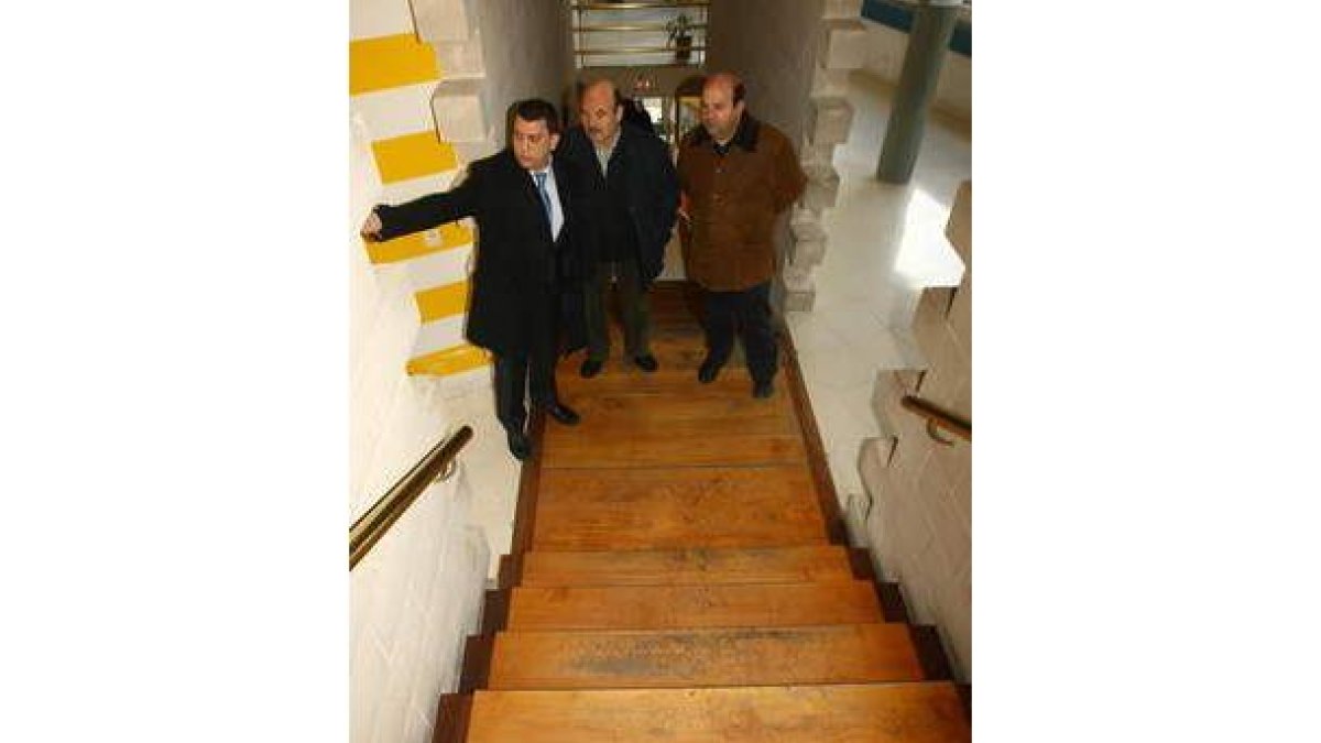 El alcalde, con Alonso y el portavoz vecinal Carlos Valle.