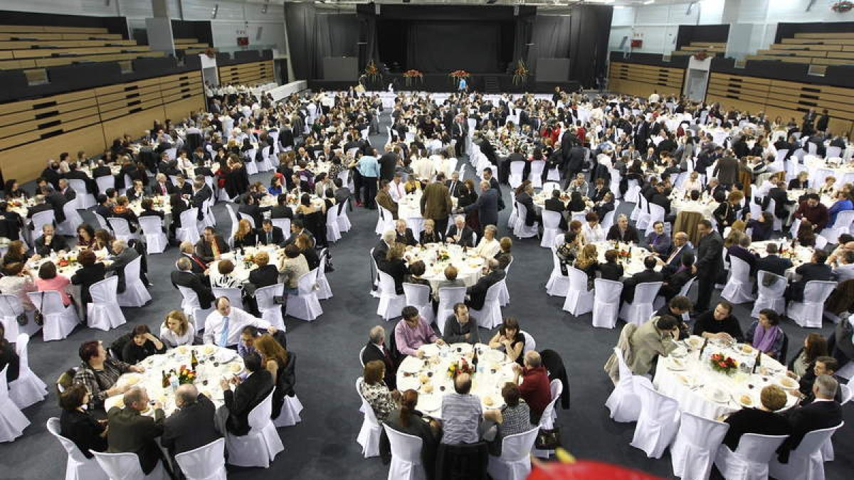 El Festival del Botillo reúne a autoridades y a vecinos en la noche de exaltación del producto.