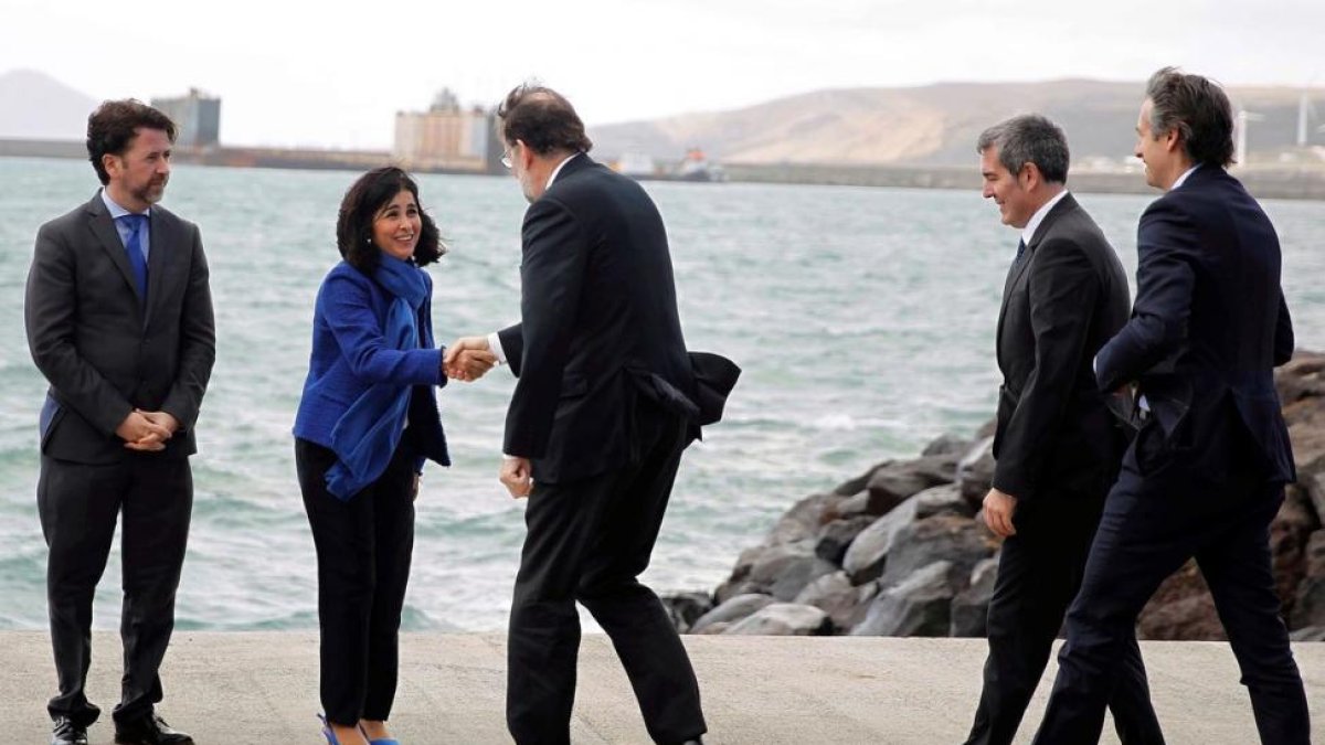 El presidente del Gobierno, Mariano Rajoy, acompañado por el ministro de Fomento, Íñigo de la Serna, y del presidente del Gobierno de Canarias, Fernando Clavijo, saluda a la presidenta del Parlamento de Canarias, Carolina Darias,