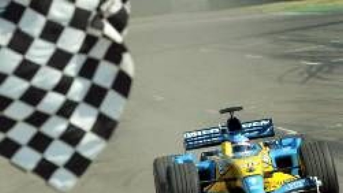 Momento en el que Fernando Alonso entra victorioso en la meta del Gran Premio de Hungría