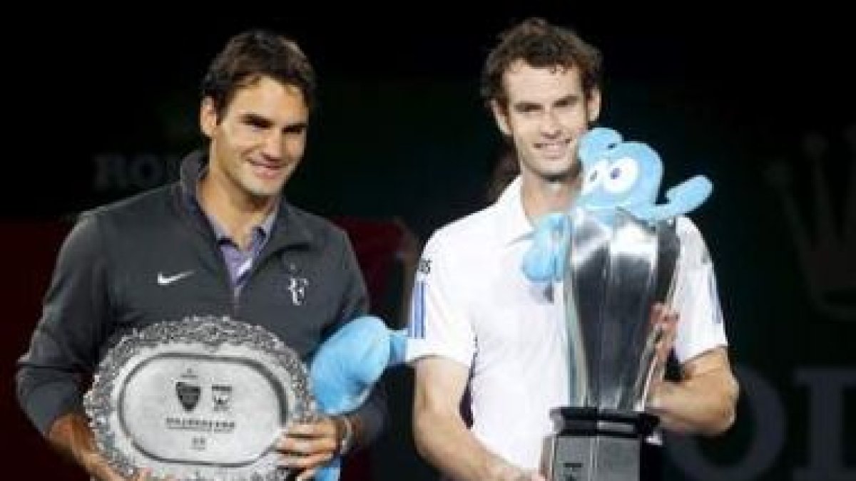 Andy Murray, con su trofeo tras ganar a Federer.