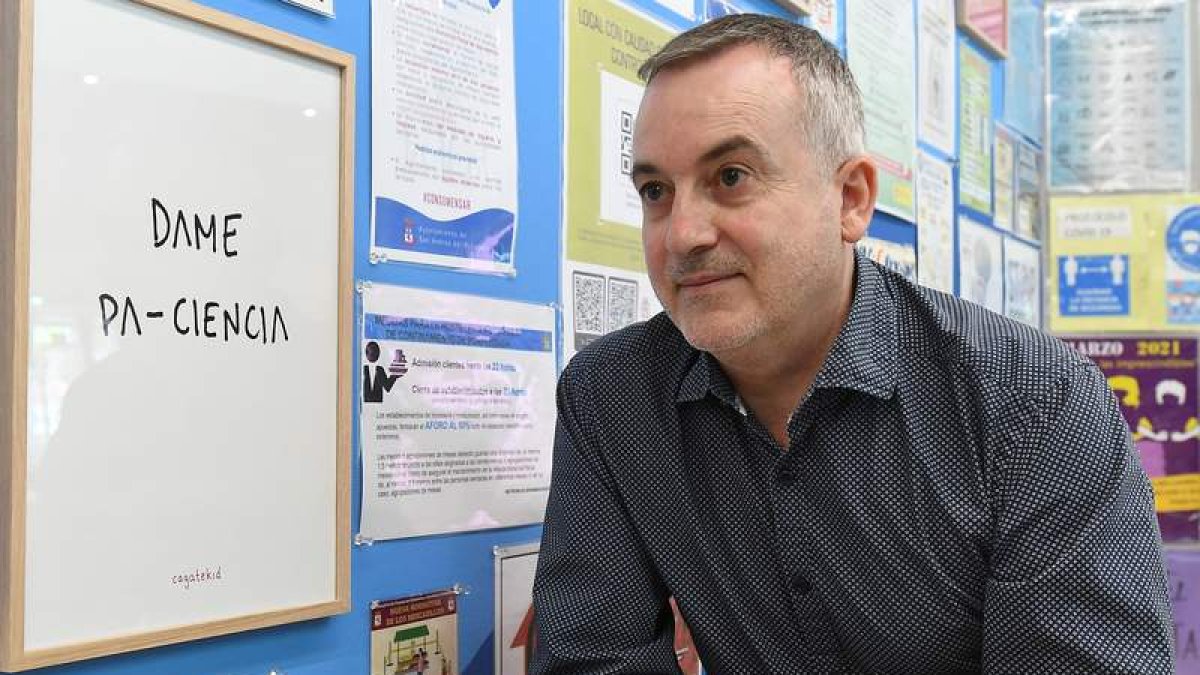Manuel Olveira, el último director del Musac, ante la exposición ‘Archivo Covid’, de la que es el comisario. J. CASARES