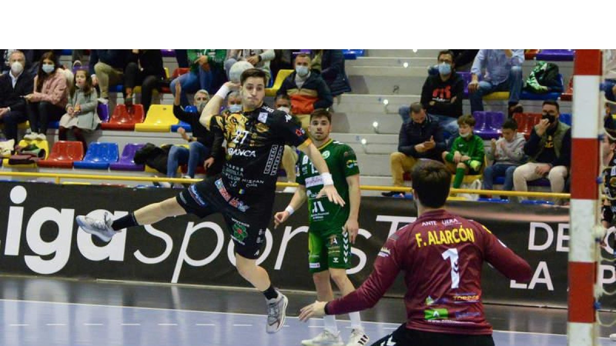 Nikolais Liapis se dispone a lanzar ante el marco defendido por Alarcón. El pivote griego acertó con la portería malagueña en dos ocasiones contribuyendo a un triunfo revitalizador para los de Manolo Cadenas. LOF