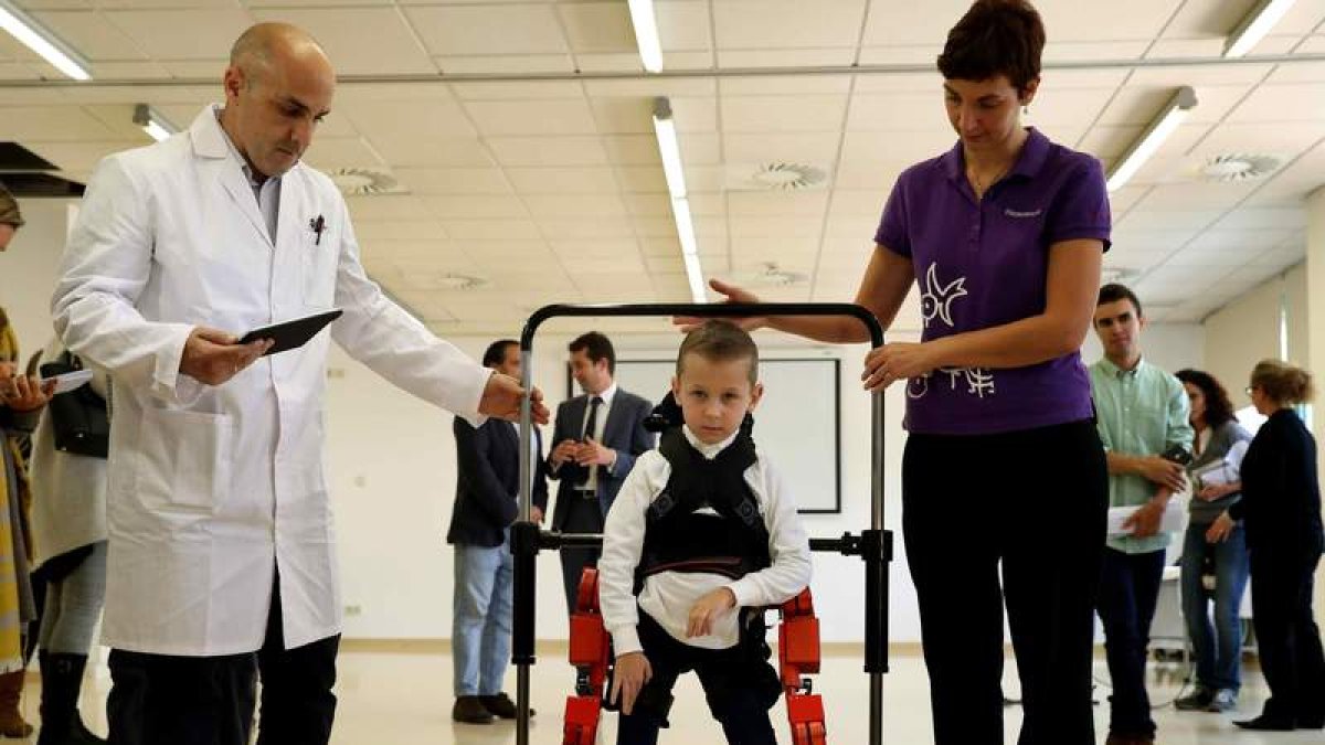 Jens puede caminar con el exoesqueleto. TONI ALBIR