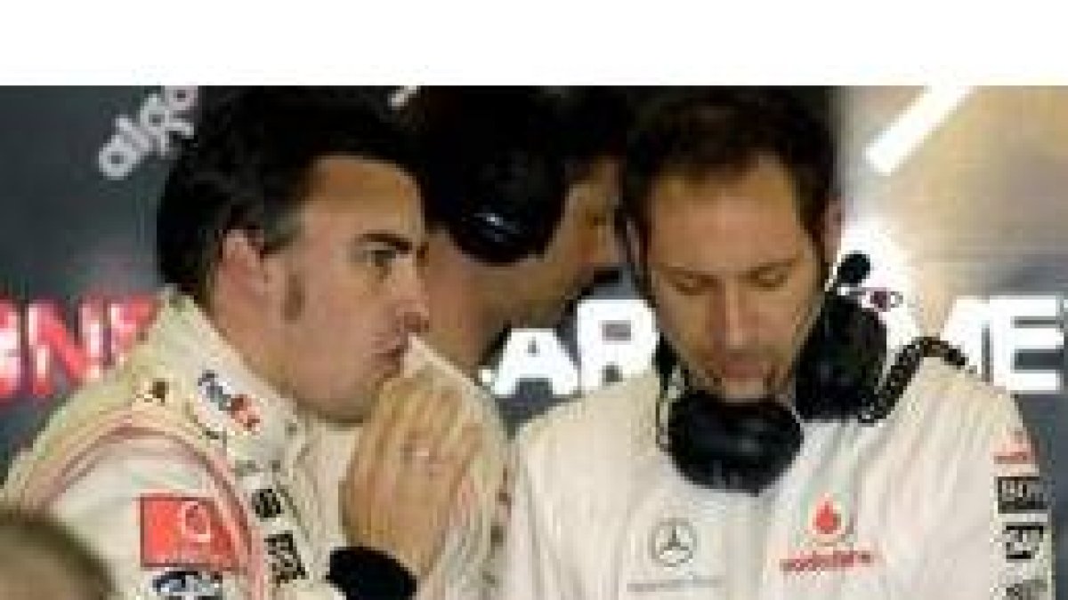 Alonso habla con un ingeniero de McLaren en Melbourne
