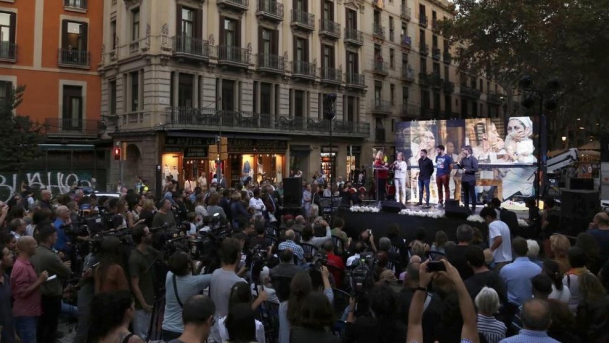 Un momento del homenaje a los trabajadores de la Rambla por su colaboración tras el atentado, este miércoles.
