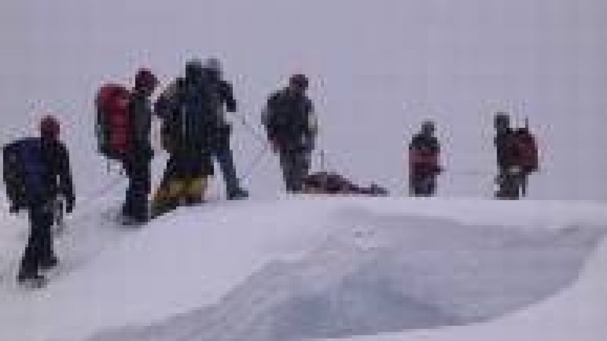 Evacuación de heridos tras la avalancha en el campo I, que luego se repitió en el campo 3