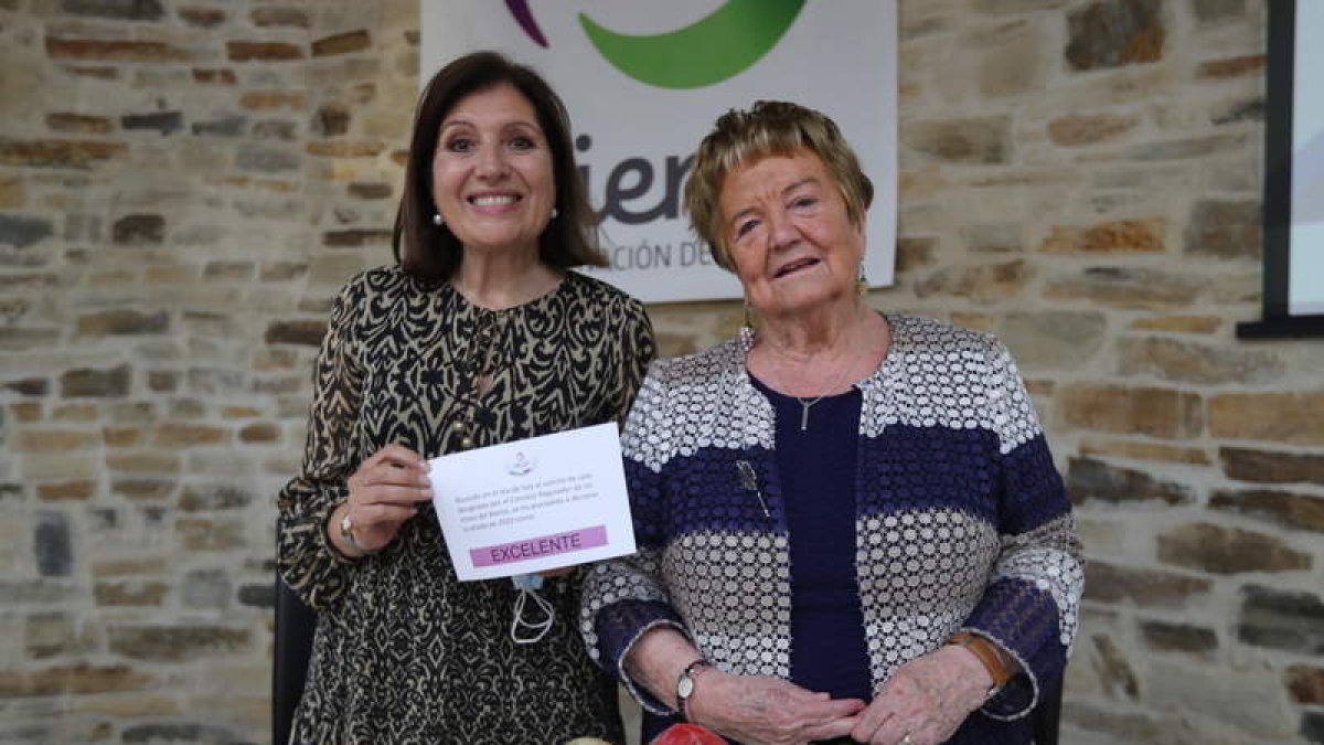 Misericordia Bello e Isabel Mijares, tras dar lectura a la calificación de la añada 2020. L. DE LA MATA