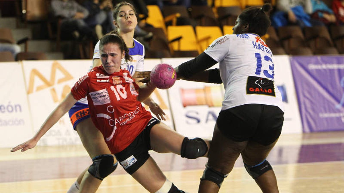 La jugadora del Cleba María O’Mullony intenta un lanzamiento a portería durante el partido contra el Granollers.