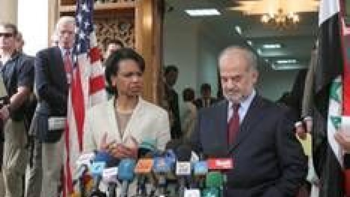 Condoleezza Rice habla con los periodistas junto al primer ministro iraquí, Ibrahim Al Jafari