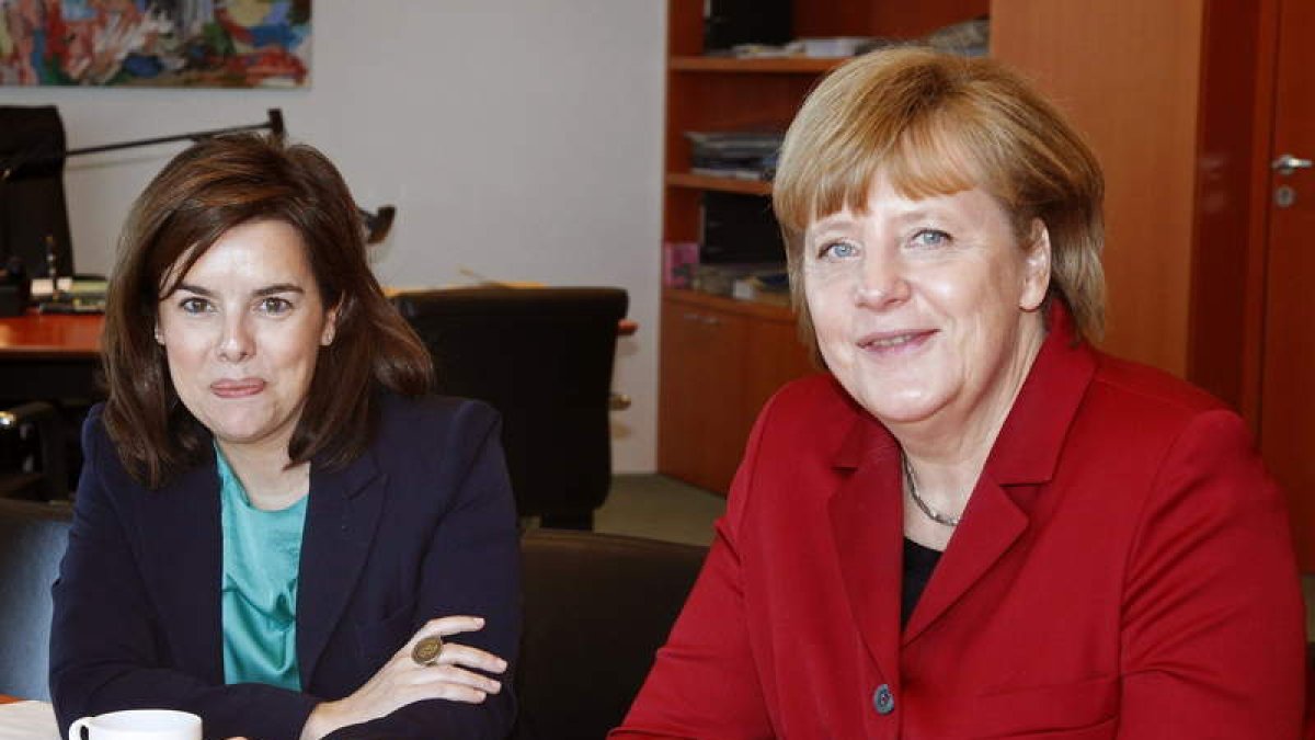 Sáenz de Santamaría y Merkel, ayer en Berlín.