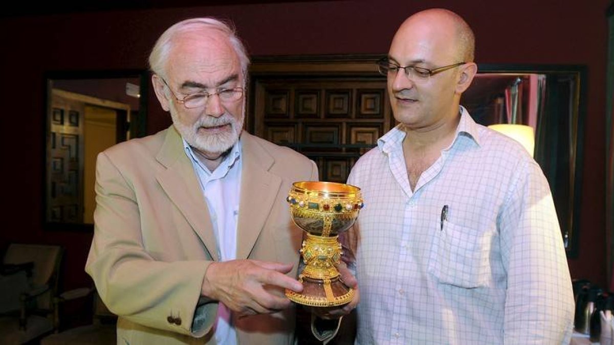 Juan Pedro Aparicio y José Manuel Rodríguez Montañés con la réplica del cáliz de Doña Urraca