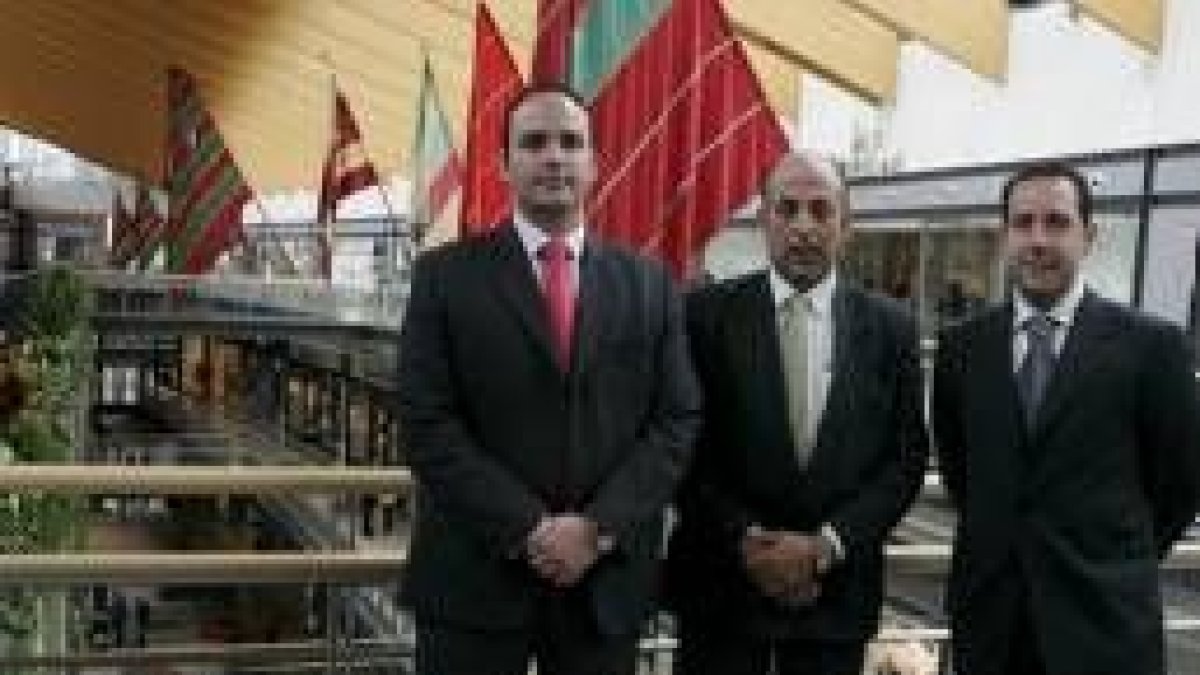 Rojo, Bernardo Gutiérrez y Ramón Prieto posan ante los pendones
