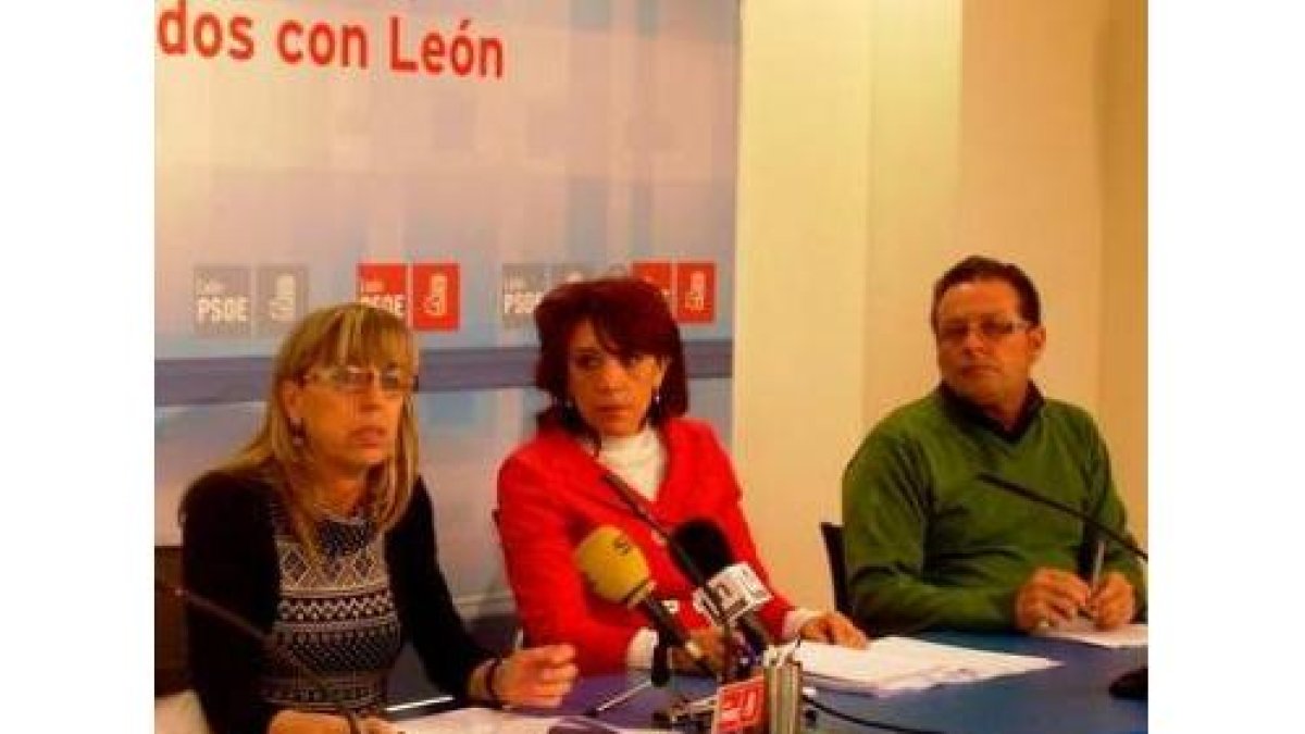 Inmaculada Larrauri, Victorina Alonso y Alfredo Villaverde, ayer en la sede socialista de León.