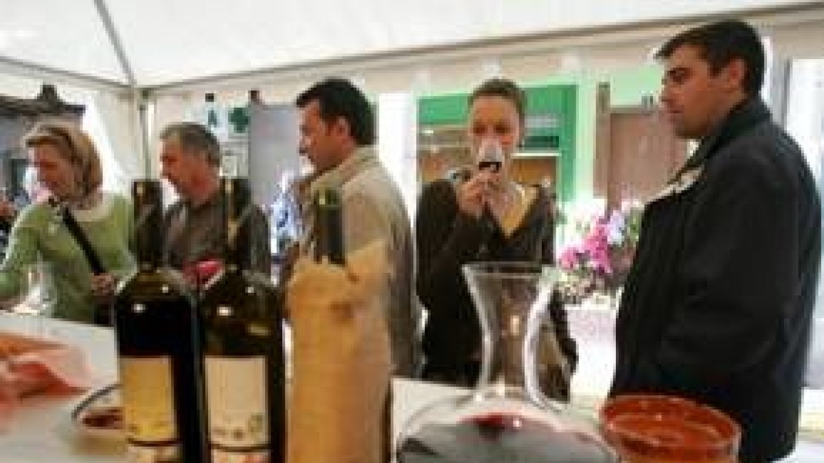 Muchos aprovecharon la jornada festiva de ayer para tomar unos vinos en la feria cacabelense