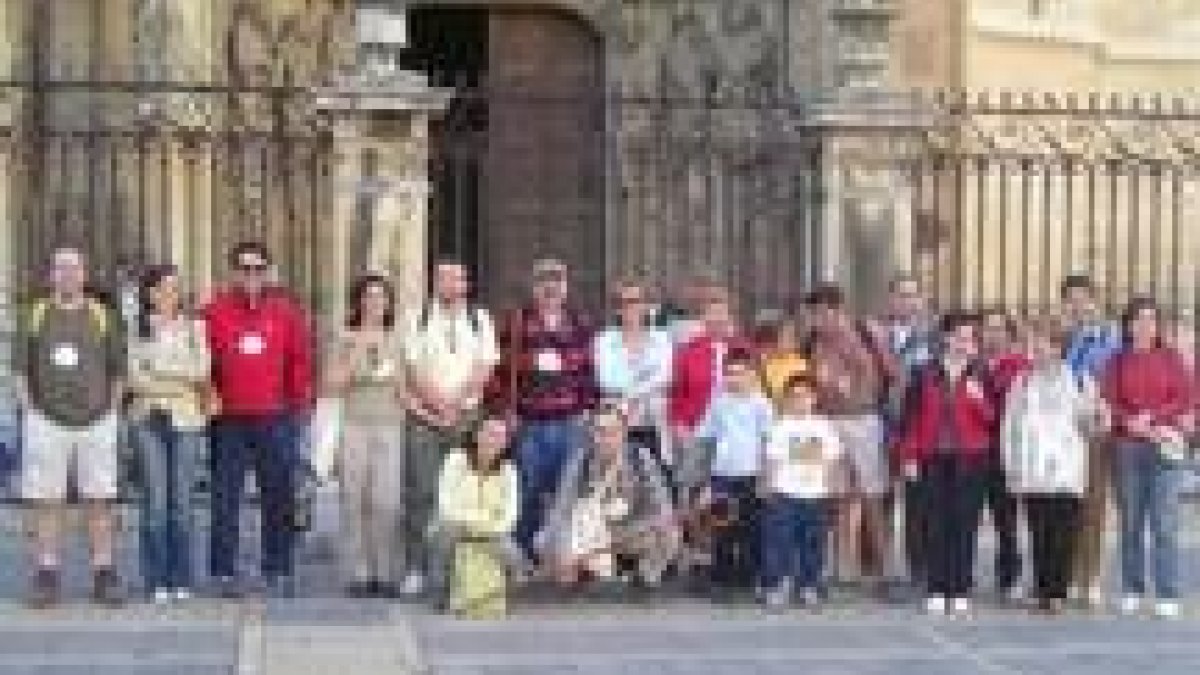 Empleados de Gas Natural a la puerta de la catedral en una de las etapas leonesas
