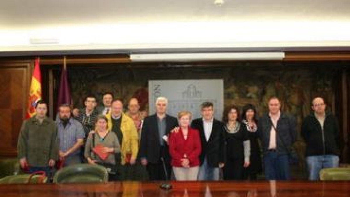 El alcalde y la concejala de Bienestar Social posan con los representantes de la asociación