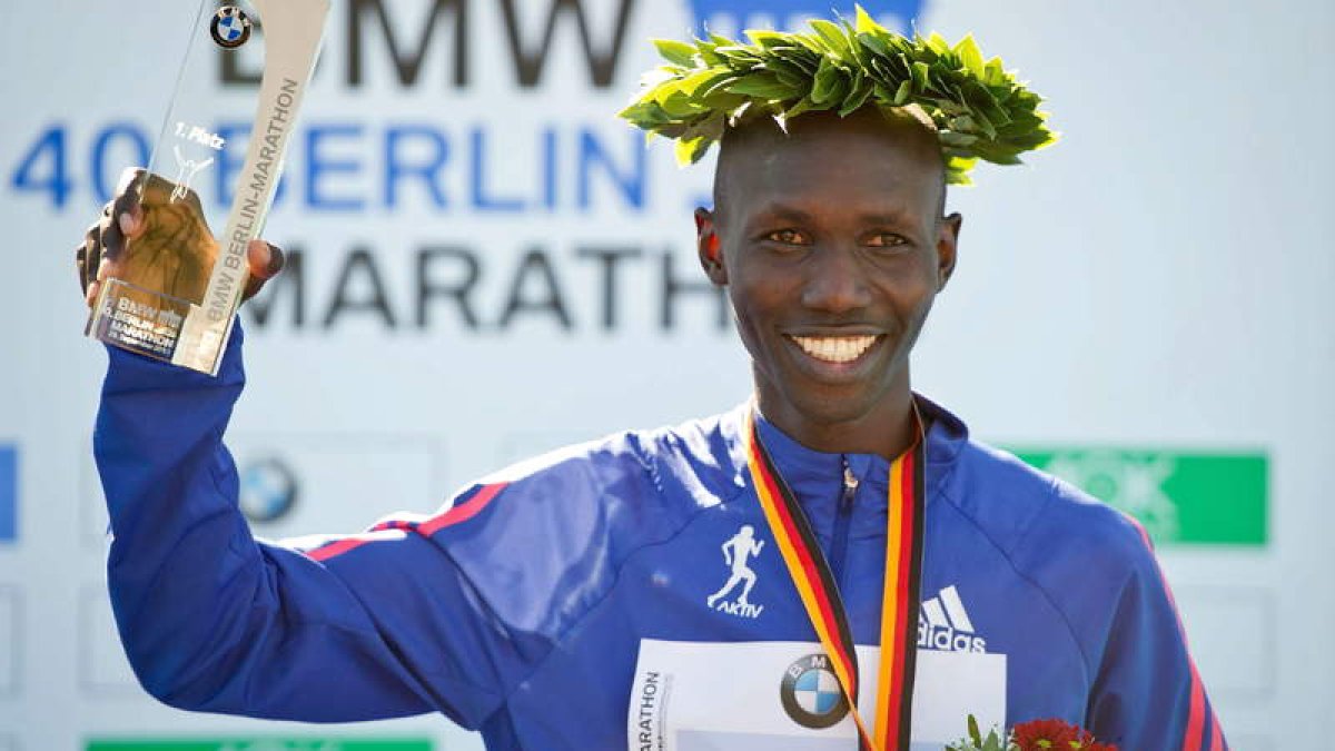 Kipsang con su corona de laurel de recordman mundial.