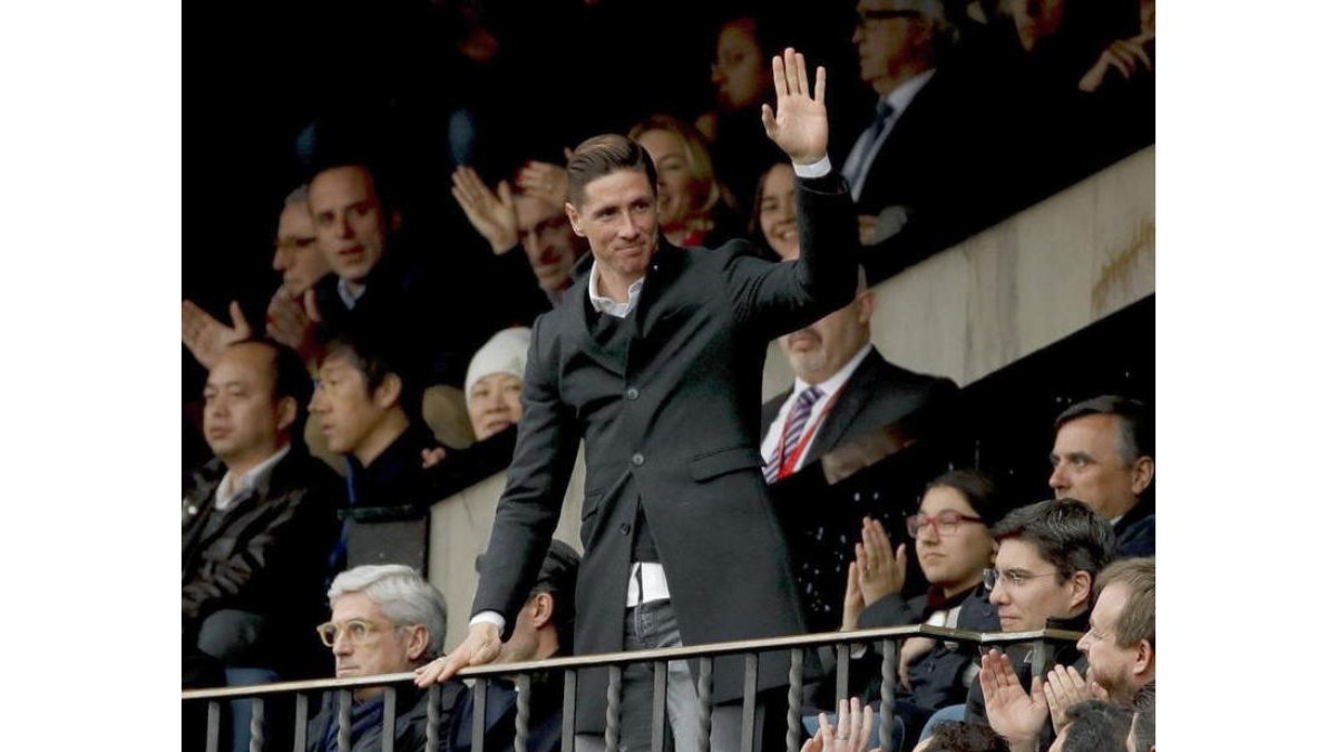 Torres, que vio el partido desde el palco, recibió el apoyo de los aficionados del Atlético. JUANJO MARTÍN